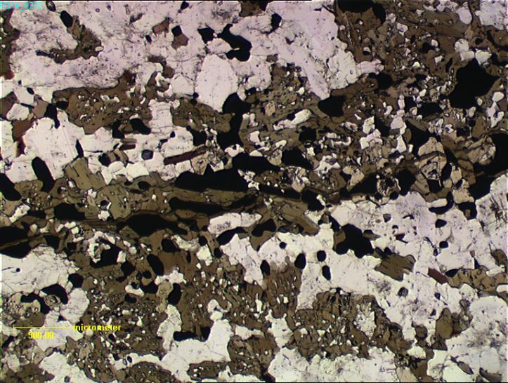 GEOLOGIAN TUTKIMUSKESKUS Uunimäki, malmimineralogia 12 Sulfidi-silikaattijuonet Uuninmäellä on juonimaisesti ryhmittynyttä kiisupirotetta, joissa kiisut esiintyvät joskus niin harvana pirotteena,