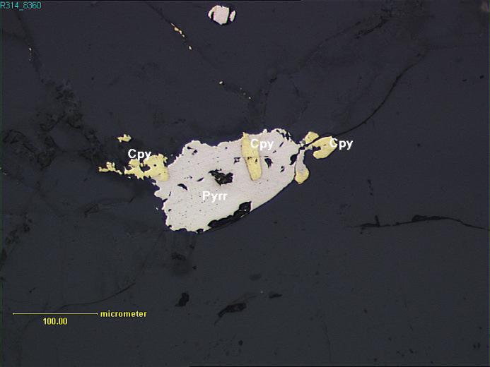 GEOLOGIAN TUTKIMUSKESKUS Uunimäki, malmimineralogia 15 3.3 Malmimineraalit Uunimäen gabrossa on magmattista magneettikiisua ja kuparikiisua (kuva 18).
