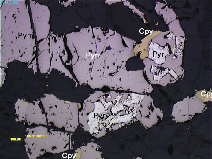 Fe-sulfideja. Pyriittiä on usein nuorimmissa juonissa ja magneettikiisun muuttumistuloksena (kuva 18).