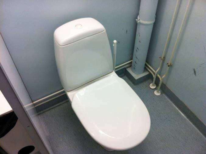 12/51 3.2.11 Liikuntasalin miesten WC Liikuntasalin miesten WC:ssä ei havaittu lattiassa kohonneita kosteusarvoja.
