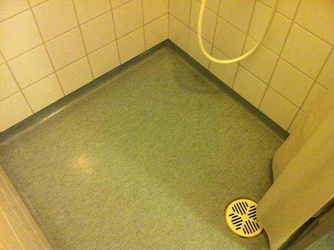 14/51 3.2.15 Miesten sosiaalitilat WC:ssä lattian muovimatto oli irti alustastaan lattiakaivon ympäriltä.