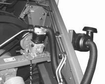 Hoito ja huolto 9.6 Kompressori Jos suurpaalaimessa on hydrauliset jarrut, solmimen puhdistusjärjestelmän paineilma syötetään runkopalkkien väliin asennetusta kompressorista ().
