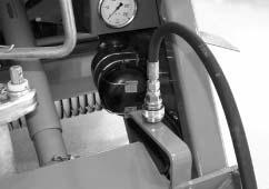 Käyttöönotto ja kuljetusajo 3.5 Hydrauliikka-, paineilma- ja sähköliitäntä Eri suurpaalainmalleja varten tarvitaan traktorissa eri määrä hydrauliikan ohjausventtiilejä.