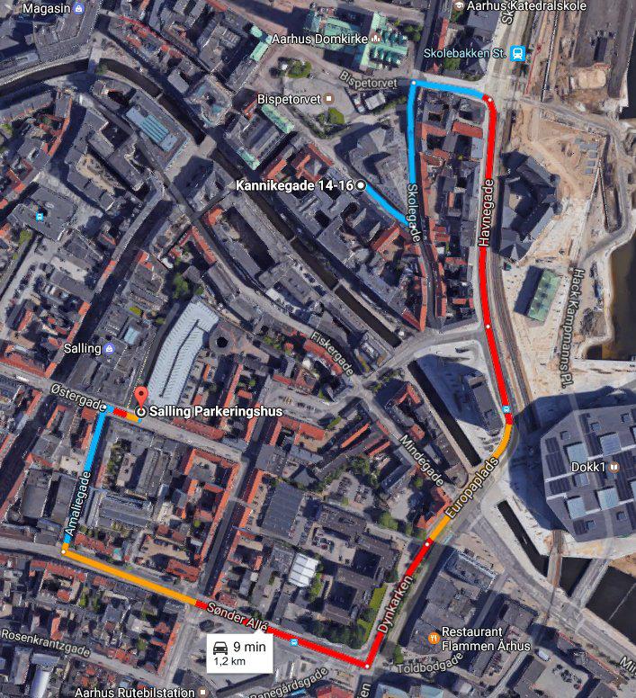Yöpyminen Århusissa Hotell Cabinnissa Århusin keskustassa. Kuva näyttää retin hotellilta (ylhäällä) ehkä parhaimpaan parkkitaloon (alhaalla).