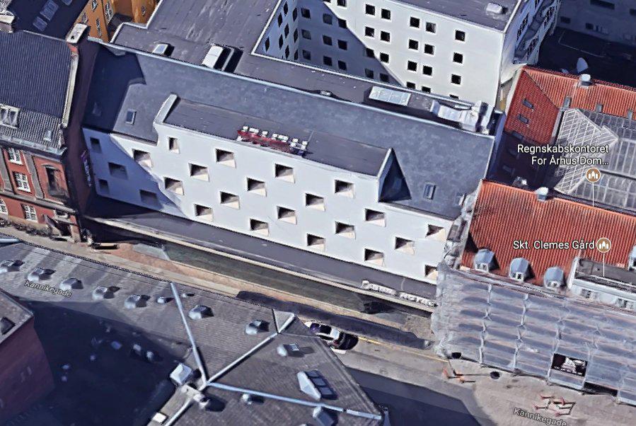 Cabinn Hotel (valkoinen rakennus)