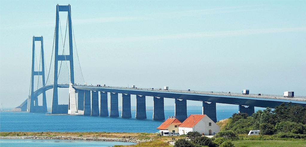yksityistalo. Ison Beltin silta vie Fyn-saarelle.