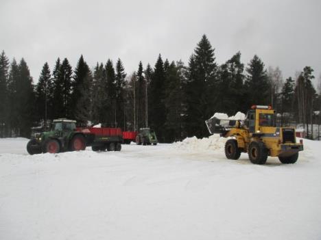Lumetusta voidaan tehdä myös luonnon lumella varsinkin pitkänmatkan hiihtoihin. (aurattua lunta jääkenttien laidoilta kuljettamalla, kolaamalla reitin varrelta metsästä.