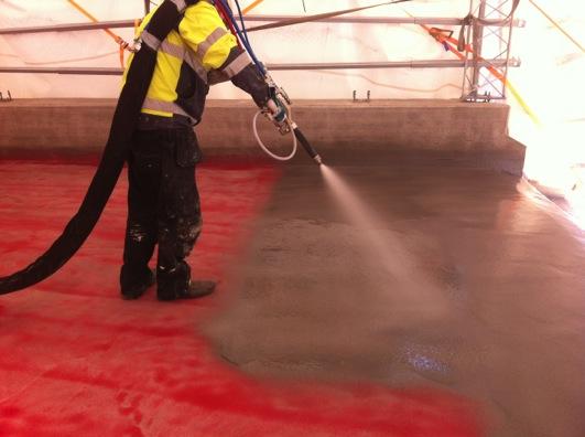 26 Kuva 15. Elastomeeripinnoitteen ruiskutus tartuntaprimerin päälle riittävän haihtumisajan jälkeen.