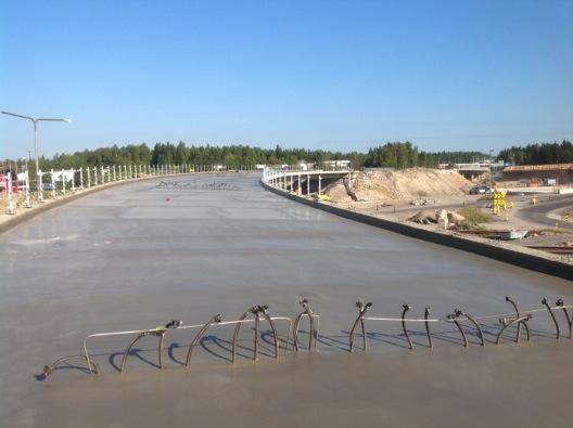 30 Ruiskutettaessa elastomeeria tarkoituksena on saada pinnoitteesta mahdollisimman tasapaksua koko eristettävän sillankannen pinta-alalta (kuva 19). (9.) Kuva 19.