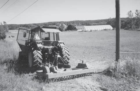 Kuva 2. Traktorin perässä ollut muokkauslaite.