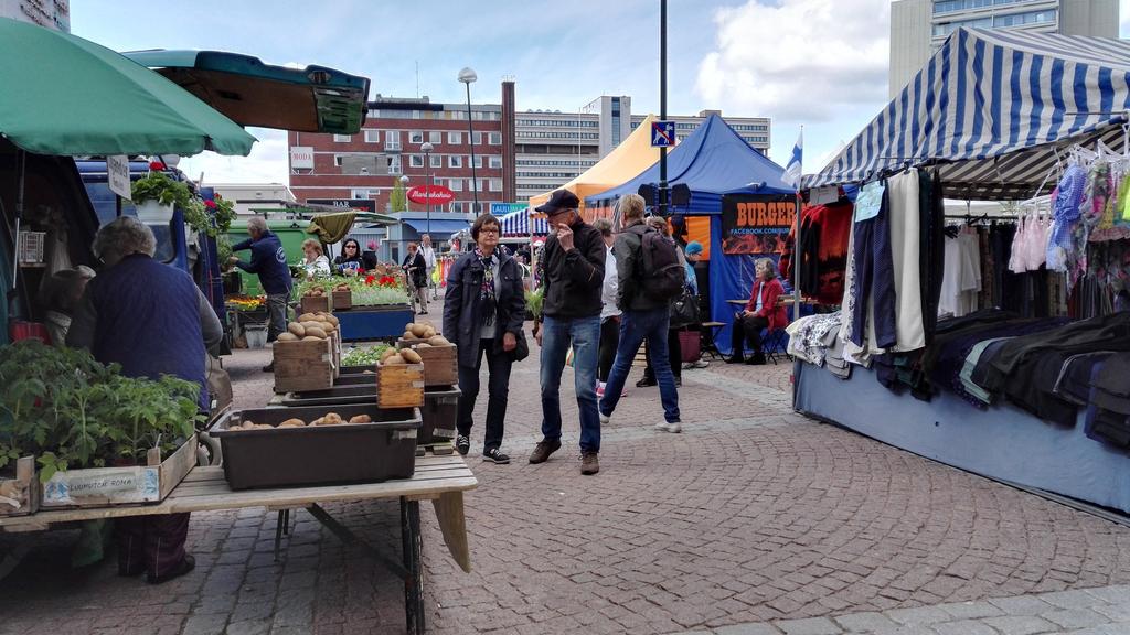 Yritykset voivat myös järjestää ohjelmaa, kuten tanssia ja musiikkia pisteellään tai Hansan lavalla (ei erillistä äänentoistoa) tai järjestää tarjoilua oman liikkeensä herkuilla.