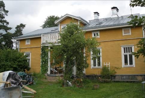 9 Yhtenäisenä ympäristökokonaisuutena alueelta erottuu Knuutintien Lauritsantien alue, joka on suojeltu paikallishistoriallisesti ja kaupunkikuvallisesti arvokkaana asuinrakennusten korttelialue,