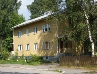 kokonaisuuden hyvin hoidettuine pihoineen.