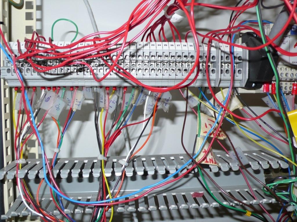 VALMIS MITTAUSARVO PROSESSOITAVAKSI (KOKONAISLUKU, KAKSOISTARKKUUDEN KOKONAISLUKU, REAALILUKU, KAKSOISTARKKUUDEN REAALILUKU) SIGNAALIN ESIKÄSITTELY: MULTIPLEXAUS, A/D-MUUNNOS (10-,12-, 16-bittinen),
