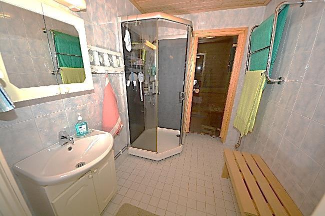 Kylpyhuoneessa on suihkukaappi Kosteusmittaus suoritettiin rakenteita