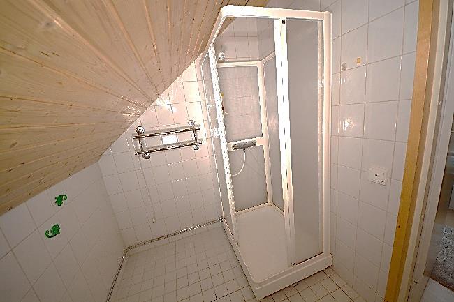 Kylpyhuoneessa on suihkukaappi Kosteusmittaus suoritettiin rakenteita