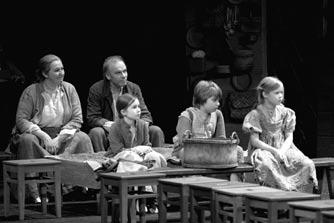 Päivi Nisula, Jorma Hynninen, Sanni Vilmi, Tuomo Nisula, Olivia Ainali Punaisessa viivassa. Päivi Nisula, Jorma Hynninen, Sanni Vilmi, Tuomo Nisula, Olivia Ainali in The Red Line.
