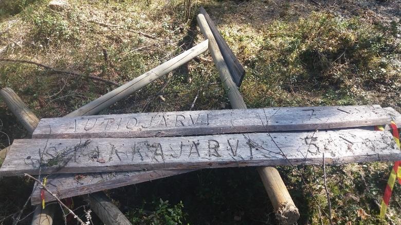 tienpenkalta, ylittää sammaloituneen koneuran ja painuu metsään.