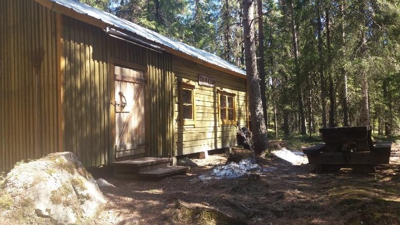 Tien toisella puolen on hakattu eivätkä Hiidenporttia kohti osoittaneet viitat ole