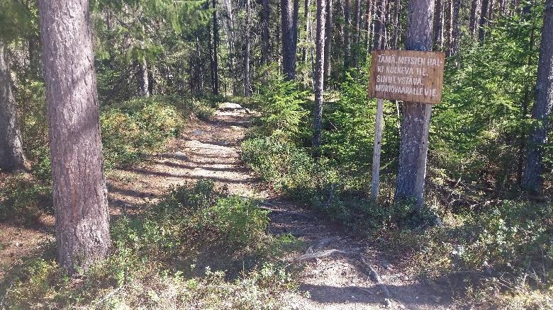 Murtovaaran talomuseon parkkipaikan takareunalla on talomuseon viitta sekä
