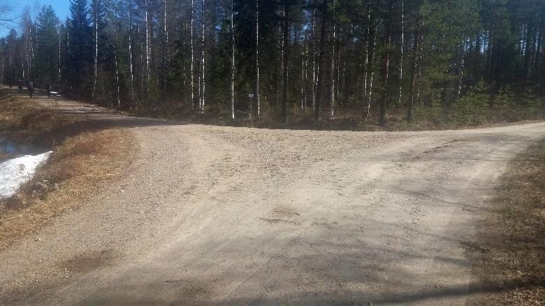 Ennen Jokijärven jokea reitti pistäytyy Moto-uralla, josta heti erkanee selkeästi punamustin maalauksin ja polkujuoksun