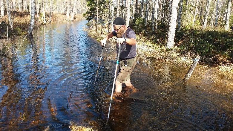 Ylimmäisen Jokijärven rannalta polku nousee oikealle kallioille, joilla se on Moton jälkien alla sekava ja huonosti merkitty.