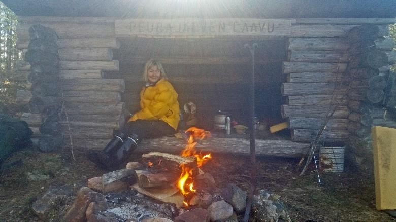 Jatkuu pienen levennyksen läpi polkuna kohdatakseen takaoikealta tulevan metsäkoneuran.