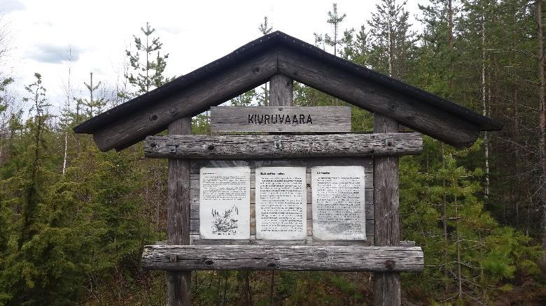 Merkinnät ovat ikivanhat mustavalkoiset viitat sekä tuoreet polkujuoksun viitat.