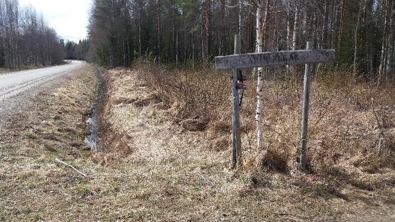 Metsäautotielle tullessa on Talonpojan taipaleen ja Puukarin pysäkin viitat.