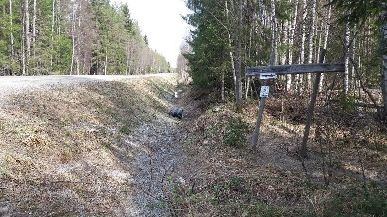 Tiellä on levike ja kääntöpaikka, suunta vasemmalle kohti länttä.