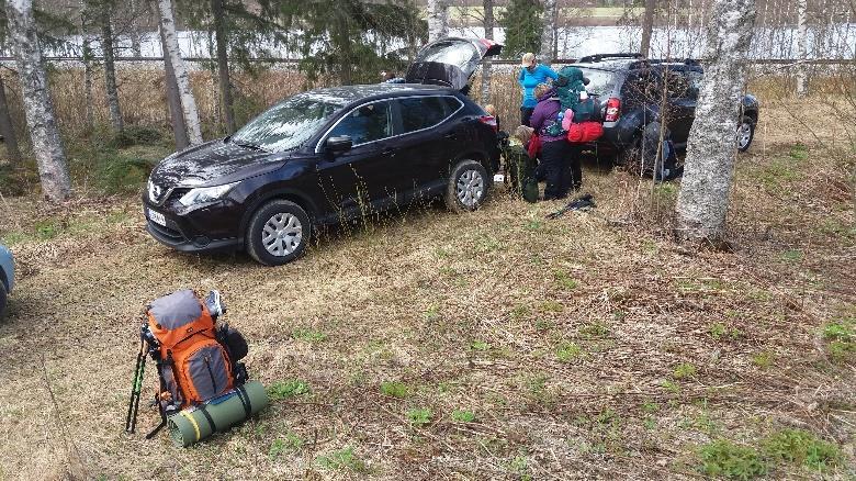 Aukon läpi voi jatkaa ja kääntyä vasemmalle alamäkeen.