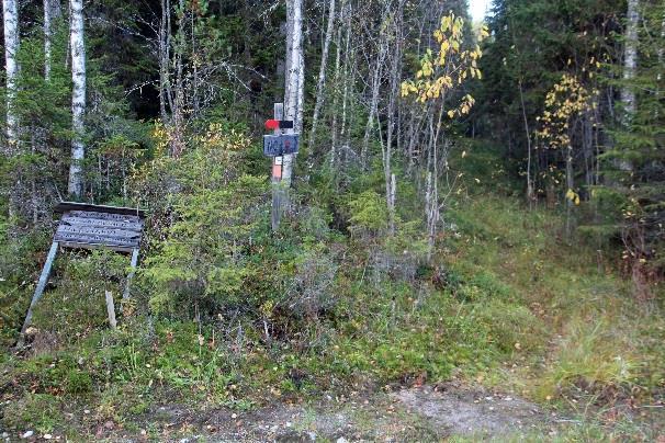 Ensin tullaan T-risteykseen, jossa on taaksepäin osoittava viitta ja riistan