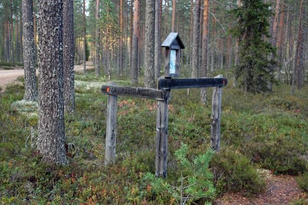 jossa tien ylityksessä on viitat Mäntyjärvelle, Kärnäkivelle ja