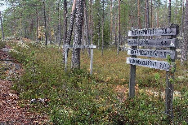 Nuotiokehä, pöytäryhmä, puuvaja ja WC sekä viitat Hiidenportti