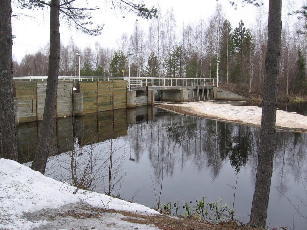 Puuluukut Vanhoissa matalissa padoissa on lukuisa määrä puuluukkuja, joiden leveys on yleensä luokkaa 1,0 1,5 m.