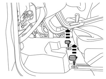 12 Väännä kuljettajan istuimen etukiinnityksistä peitekannet irti