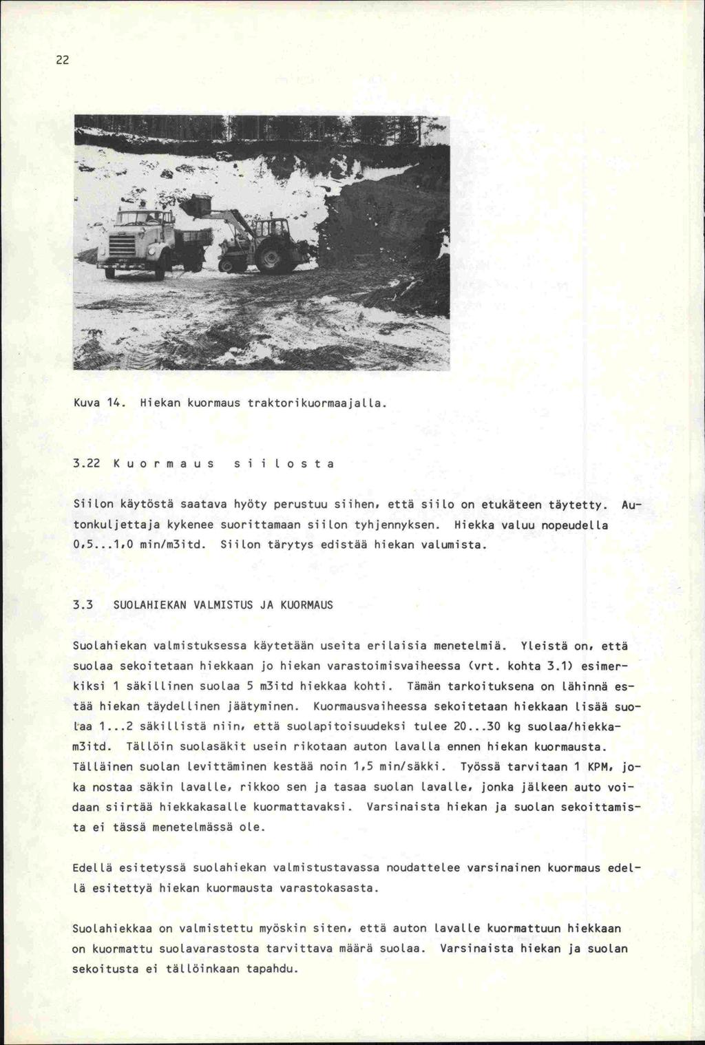 : 22 - 'k jr -.----_---- - : Kuva 14. Hiekan kuormaus traktorikuormaajalla. 3.22 Kuormaus siilosta Siilon käytöstä saatava hyöty perustuu siihen, että sulo on etukäteen täytetty.