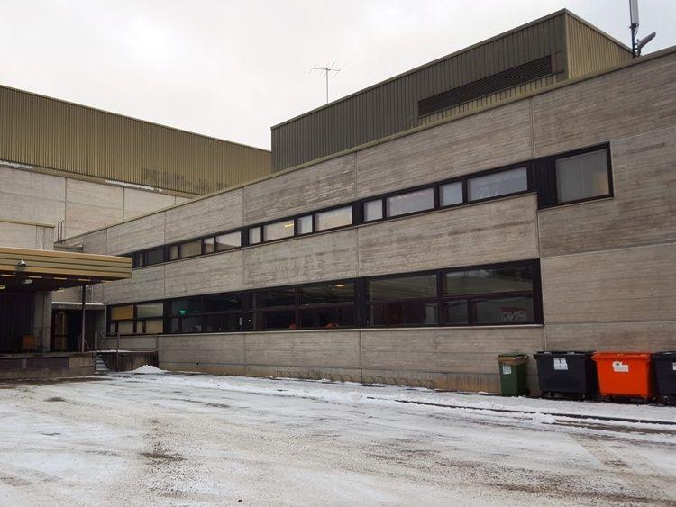 uima-allastila, teknistä tilaa sekä sosiaalitiloja. Toimisto-osa käsittää yhteensä noin 3.250 m 2.