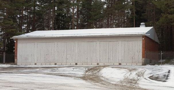 Autotallirakennus Autotalli rakennus käsittää yksikerroksisen lämmittämättömän autosuojan. Rakennuksessa on maanvarainen betonilaattalattia ja puurunko. Harjakaton vesikatteena on pelti.