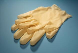 SUOJAKÄSINEET Suojaavat käsiä likaantumista välineitten suojaaminen Oikea käsine oikeaan paikkaan Puetaan koskettaessa eritteitä, likaisia välineitä Puetaan kuiviin, puhtaisiin käsiin Ei vaihtoehto