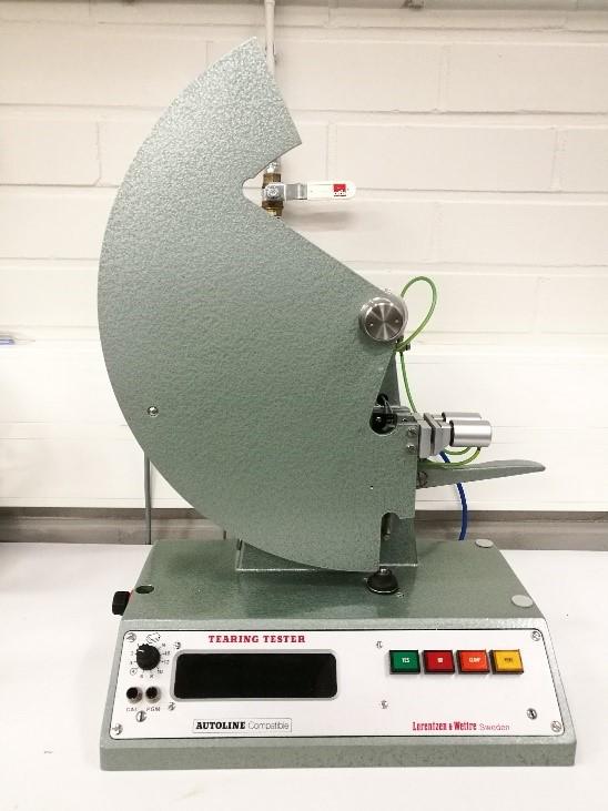 käytettiin Lorentzen & Wettre Tensile strength tester laitetta (Kuva 17). Palsautumislujuuden mittaus suoritettiin kartonkitehtaalla. 29 Kuva 16 Lorentzen & Wettre repäisylujuuden testauslaite.