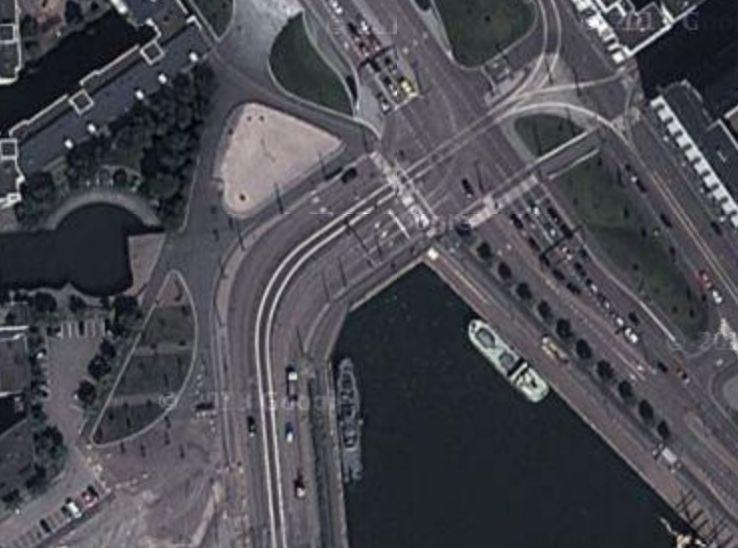 17 KUVA 2. Satelliittikuva Jätkäsaaren kannaksen sillasta (Google Maps) 3.2 Sillan rakenne Alkuperäinen silta on kaksi aukkoinen teräspalkkibetonin laattasilta.