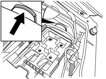 toinen pää sylinterinkanteen Asenna letkunkiristimet paikalleen ja tiukkaa ne G8703622 Kiinnitä letku nippusiteillä alimpaan turboputkeen niin, ettei se osu vaihteenvalitsimeen.