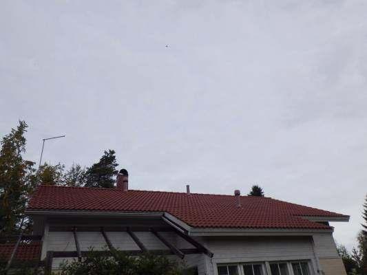 Suositellaan pääsyn järjestämistä vesikatolle ja kulun järjestämistä vesikatolla sekä vesikatteeen ja vesikatolle olevien kohteitten tarkastamista.