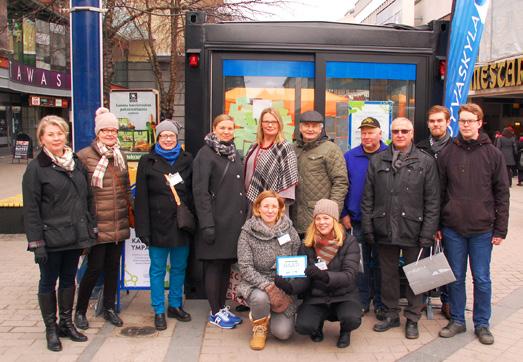 Juuri julkistetut raatilaiset kaupunkisuunnittelun lasikontilla Jyväskylän Päivillä 25.3.2017.