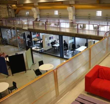 Kuva: Aalto Design Factoryn Start Up Sauna toimitilat Lukuvuonna 2012 2013 toiminnassa oli mukana 715 opiskelijaa, 30 työntekijää, yli 30 opettajaa, 22 tutkijaa, 35 osallistuvaa partneriyritystä ja 5
