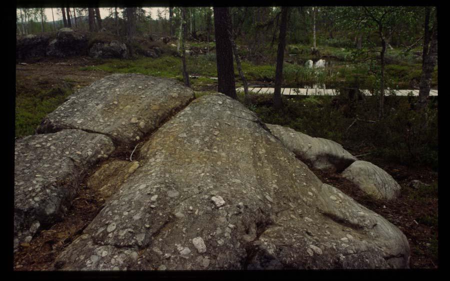 8 Sodankylän ryhmän litostratigrafisesti alin yksikkö, Orakosken muodostuma, on kerrostunut Kuusamo ryhmään kuuluvien vulkaniittien päälle.