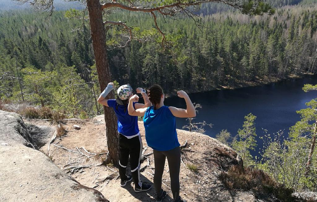 Ensimmäisenä vuotena tutustutaan mahdollisimman monipuolisesti eri liikuntamuotoihin: esimerkiksi eri pallopelit, yleisurheilu, suunnistus- ja luontoliikunta, lihaskunto- ja kestävyysharjoittelu,