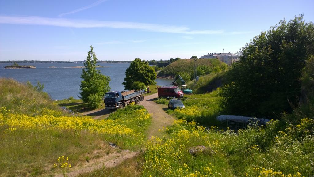 1. Johdanto Helsingin saaristossa sijaitsevan pääasiassa 1-luvulla rakennetun Suomenlinnan linnoituksen Länsi-Musta saarella tehtiin kesäkuussa 1 arkeologista valvontaa saaren pohjoisrannalle tulevan