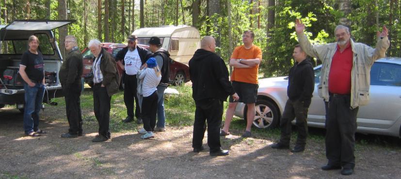 Lounaan jälkeen väkeä alkoi valua leirille, OH1VR kävi vaimonsa kanssa piipahtamassa, OH1UH, OH3KGR saapui OH3LQW:n kanssa, kerhomme puheenjohtaja OH3HZO kävi vaimokkeensa kanssa myös tarkistamassa